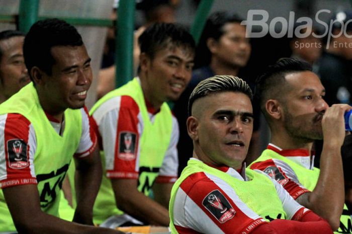 Ekspresi Cristian Gonzales alias El Loco di bangku cadangan Madura United.