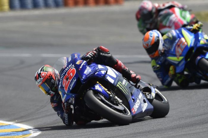 Maverick Vinales (#25) diikuti oleh Alex Rins (#42) dan Aleix Espargaro (#41) saat beraksi di Sirkuit Le Mans pada Minggu (20/5/2018)