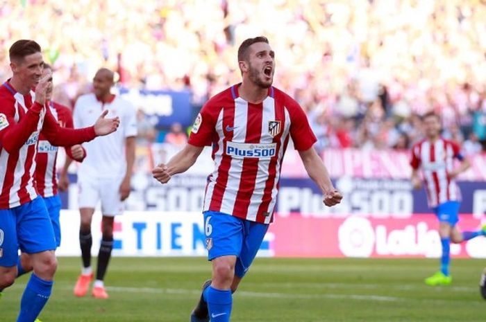 Selebrasi pemain Atletico Madrid, Koke (kanan) dengan Fernando Torres setelah mencetak gol ke gawang Sevilla di Vicente Calderon, 19 Maret 2017. 