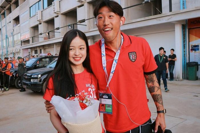  Ahn Byung Keon menyempatkan foto bersama dengan sang istri sebelum laga Chiangrai United Vs Bali United di Stadion Shinga, Thailand, Selasa (23/1/2018). 