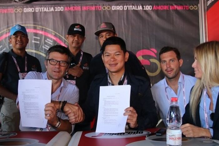 Ketua Umum PB ISSI Raja Sapta Oktohari (kedua dari kiri) berpose dengan General Manager RCS Sports, Paolo Bellino seusai penandatanganan MoU dengan penyelenggara Giro d’Italia, RCS Sports, untuk menggelar Tour de Indonesia 2018 di Florence, Italia, Rabu (17/5/2017).