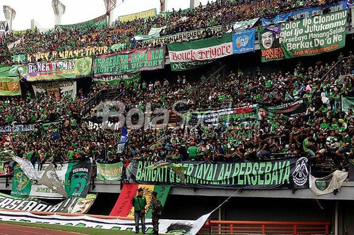 Ribuan suporter Persebaya atau Bonek memadati Gelora Bung Tomo menyaksikan tim kesayangannya bertand