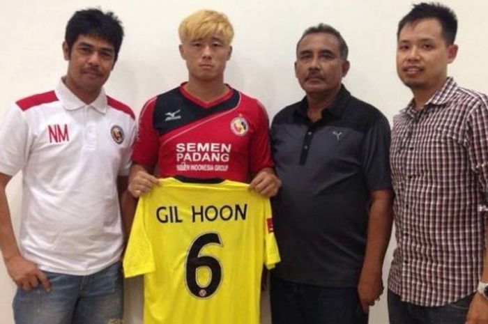 Gelandang asal Korea, Lee Gil-hoon (dua dari kiri) saat diperkenalkan sebagai pemain baru Semen Padang untuk TSC 2016 bersama pelatih Nilmaizar (kiri) di Padang, 13 September 2016. 
