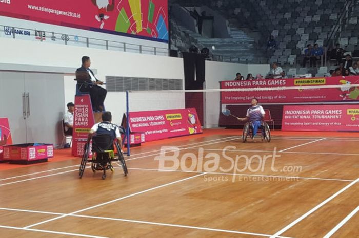 Pebulu tangkis difabel asal Jawa Barat, Agung Widodo bertanding menghadapi pebulu tangkis difabel asal Banten di test event Asian Para Games 2018, Kamis, (28/6/2018) di Istora Senayan.