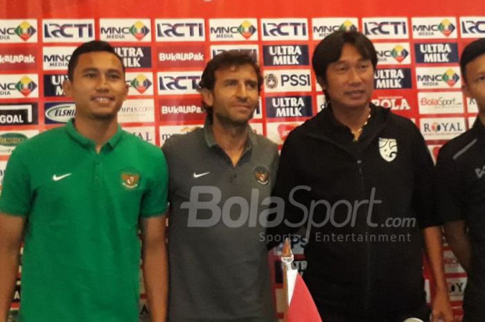 Pelatih timnas U-23 Luis Milla bersama Ricky Fajrin dan asisten pelatih timnas U-23 Thailand, Naruephon Kaenson