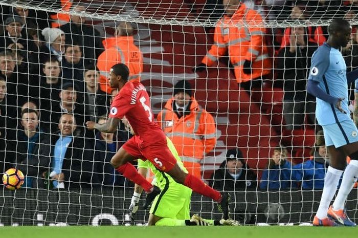 Selebrasi pemain Liverpool, Georginio Wijnaldum, setelah mencetak gol ke gawang Manchester City di laga Premier League di Anfield, Sabtu (31/12/2016). 