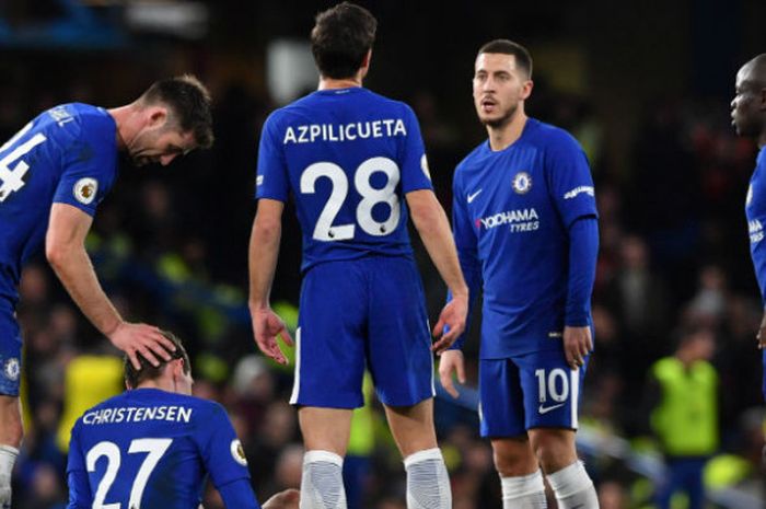 Pemain Chelsea mengelilingi Andreas Christensen (no. 27) yang mengalami cedera pada pertandingan versus AFC Bournemouth dalam laga Liga Inggris di Stamford Bridge, Kamis (1/2/2018).