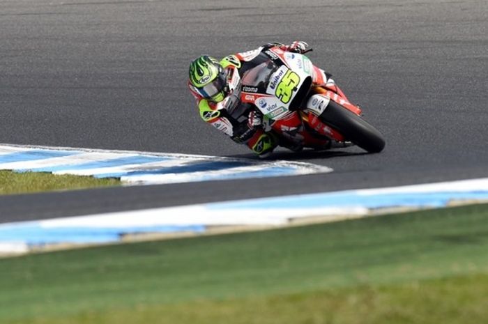 Pebalpa LCR Honda asal Inggris, Cal Crutchlow, memacu motornya pada balapan GP Australia di Sirkuit Phillip Island, Minggu (25/10/2016).