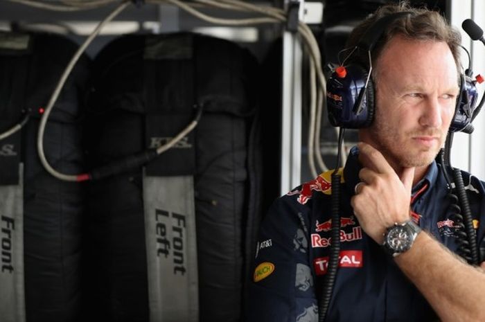 Bos tim Red Bull Racing, Christian Horner, terlihat berada di garasi timnya sebelum balapan GP AS di Circuit of The Americas, Austin, Amerika Serikat, 23 Oktober 2016, dimulai.