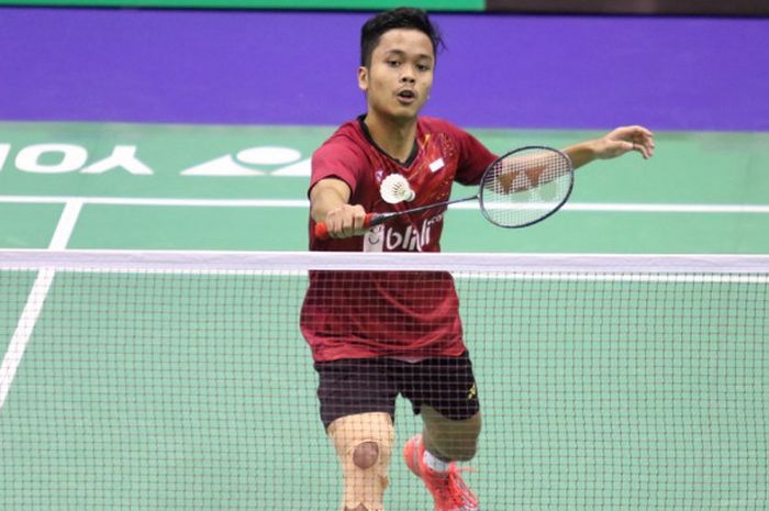 Pebulu tangkis tunggal putra Indonesia, Anthony Sinisuka Ginting, saat menjalani laga melawan Wong Wing Ki Vincent (Hong Kong) pada babak pertama Hong Kong Terbuka 2017 yang berlangsung di Hong Kong Coliseum, Kowloon, Kamis (23/11/2017). Anthony kalah 21-18, 11-21, 16-21.