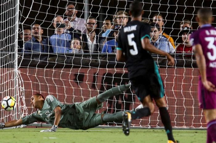 Kiper Real Madrid, Keylor Navas, melakukan penyelamatan di pertandingan melawan Manchester City di laga International Champions Cup (ICC) 2017 di Los Angeles Memorial Coliseum, Kamis (27/7/2017).