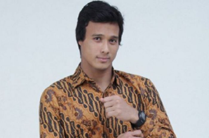 Kiper Borneo FC, Muhammad Ridho sedang berpose untuk sebuah produk.