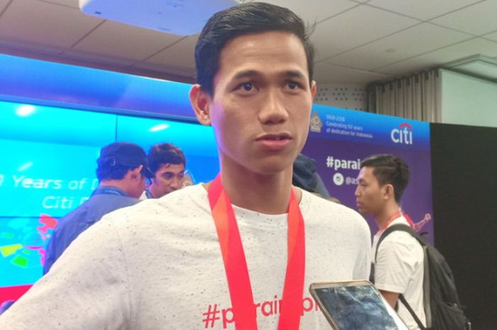 Atlet renang difabel Indonesia, Jendi Pangabean, saat meladeni pertanyaan dari wartawan dalam acara peresmian Citibank sebagai sponsor Asian Para Games 2018 di Citibank Tower SCBD, Jakarta Selatan, pada Selasa (18/9/2018).
