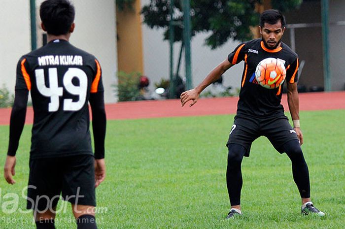 Zulham Zamrun saat masih membela Mitra Kukar berlatih di Universitas Negeri Yogyakarta. Zulham dikabarkan akan memperkuat Persiter Ternate All-Star saat kontra Tulehu All-Star.