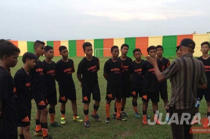Suharto AD terlihat memberikan motivasi kepada pemain pemain Patriot Medan yang dipersiapkan mengikuti kompetisi Suratin 2017 di Stadion Mini Disporasu, Jalan Pancing Medan.