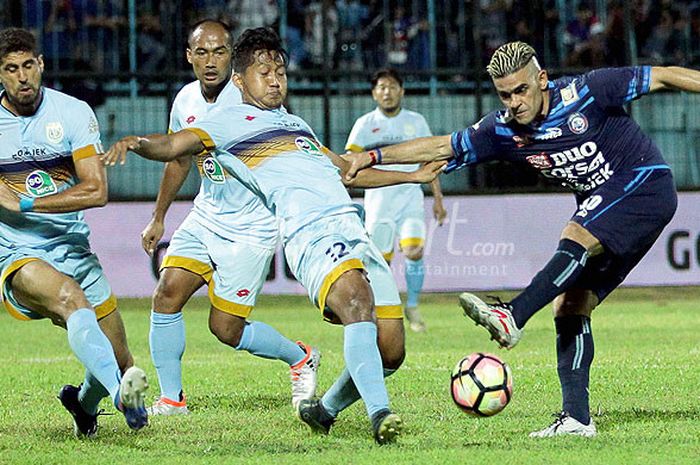 Bek Persela Lamongan, M. Zainal Haq (tengah), berupaya menghadang tendangan striker Arema FC, Cristian Gonzales, dalam laga pekan ke-24 Liga 1 di Stadion Kanjuruhan Malang, Jawa Timur, Sabtu (16/09/2017) malam.