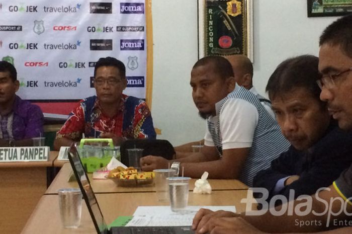 Akhyar Ilyas (lengan putih) saat mengikuti temu pers pertandingan PSMS Medan melawan Persiraja Banda Aceh di sekretariatan panpel PSMS