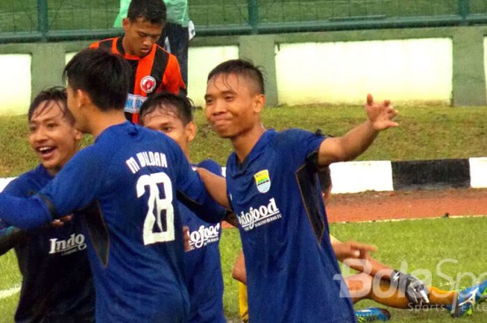 Para pemain Persib U-19 merayakan gol ke gawang Perseru.