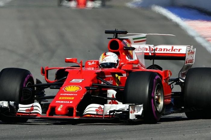 Pebalap tim Ferrari, Sebastian Vettel, membesut mobil Scuderia Ferrari SF70H dalam lomba GP Formula 1 Rusia di Sirkuit Sochi Autodrom, Rusia, (30/4/2017).