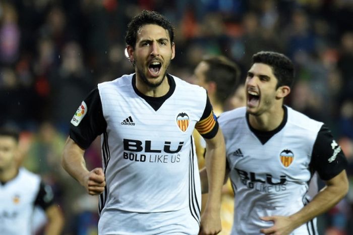 Gelandang Valencia, Dani Parejo, merayakan gol yang dia cetak ke gawang Girona dalam laga Liga Spanyol di Stadion Mestalla, Valencia, pada 6 Januari 2018.