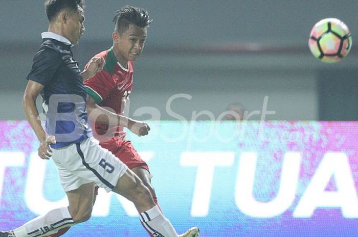 Pemain sayap Timnas Indonesia, Febri Hariyadi, beraksi kontra Kamboja dalam laga di Stadion Patriot Candrabhaga, Bekasi, Rabu (4/10/2017).