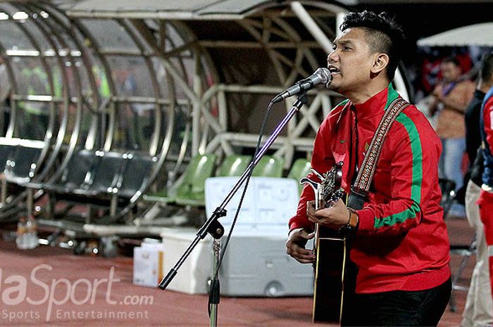 Domi Stupa mendapat kesempatan mengisi acara di jeda dan akhir laga semifinal AFF U-16 2018 antara Timnas Indonesia melawan Malaysia di di Stadion Gelora Delta Sidoarjo, Jawa Timur, Kamis (09/08/2018) malam.