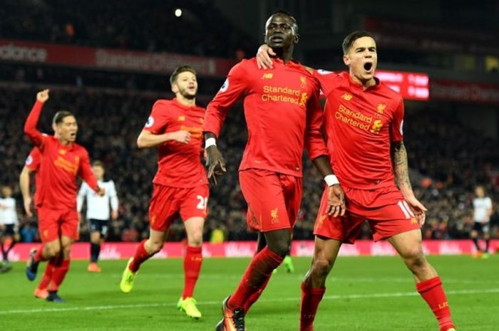 Pemain Liverpool FC, Sadio Mane (kedua dari kanan), melakukan selebrasi bersama Philippe Coutinho (kanan) seusai mencetak gol ke gawang Tottenham Hotspur dalam laga Premier League di Stadion Anfield, Liverpool, Inggris, pada 11 Februari 2017.