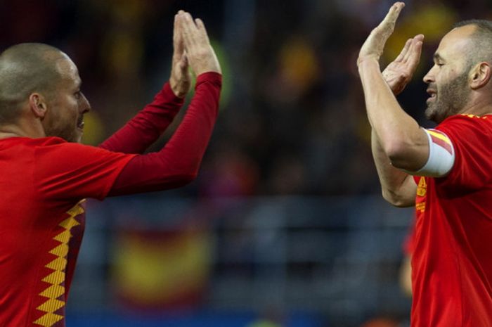      Dua bintang kemenangan tim nasional Spanyol atas Kosta RIka, David Silva (kiri) dan Andres Iniesta, saat merayakan salah satu dari lima gol yang berhasil dicetak timnya dalam laga uji coba di Stadion La Rosaleda, Malaga, Spanyol, pada Sabtu (11/11/2017).     