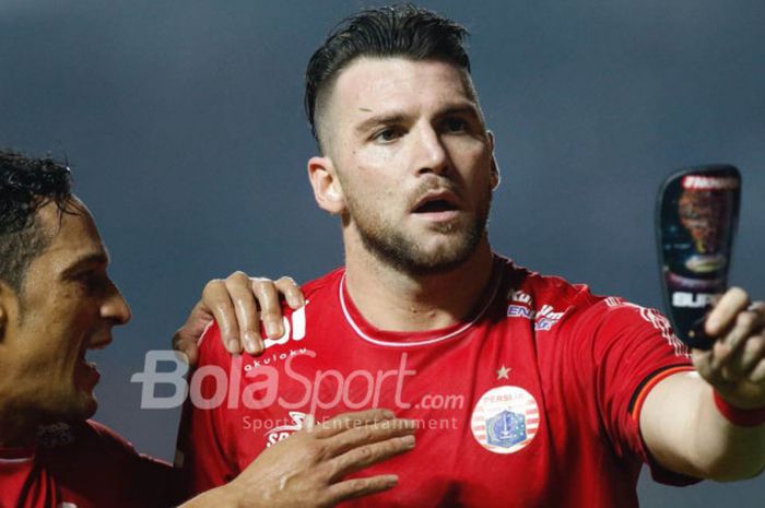     Selebrasi penyerang Persija Jakarta, Marko Simic, seusai membobol gawang Persipura Jayapura di Stadion Pakansari, Cibinong, Jumat (25/5/2018).     