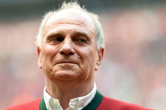 Mantan Presiden Bayern Muenchen, Uli Hoeness, saat menghadiri laga divisi satu Bundesliga antara Bayern Muenchen melawan Hannover 96 di Munich, pada 14 Mei 2016.