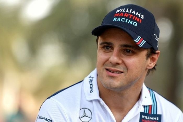 Pebalap Williams, Felipe Massa, menjalani sesi wawancara di paddock menjelang balapan GP Bahrain di Sirkuit Bahrain Internasional, Sakhir, 13 April 2017.