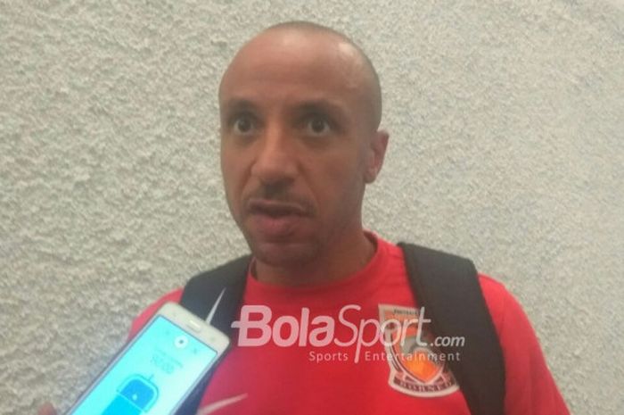 Gelandang Borneo FC Julien Faubert saat menjawab pertanyaan wartawan di Mixed Zone SUGBK usai timnya dikalahkan Persija Jakarta 0-2, Sabtu (14/4/2018).