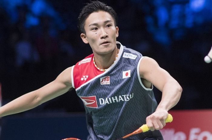 Pebulu tangkis tunggal putra Jepang, Kento Momota, mengembalikan kok ke arah Kidambi Srikanth (India) pada babak semifinal Denmark Open 2018 di Odense Sports Park, Sabtu (20/10/2018).