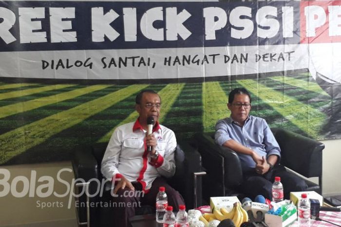 Plt Ketum PSSI, Joko Driyono, bersama dengan Sesmenpora, Gatot S Dewa Broto, saat diskusi PSSI Pers di Duren Tiga, Jakarta Selatan, Kamis (12/4/2018)  