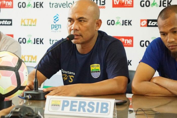 Asisten pelatih Persib, Herrie Setyawan dan bek Supardi Nasir pada jumpa pers pra-laga timnya kontra tuan rumah Persela Lamongan pada Sabtu (21/10/2017) siang. 