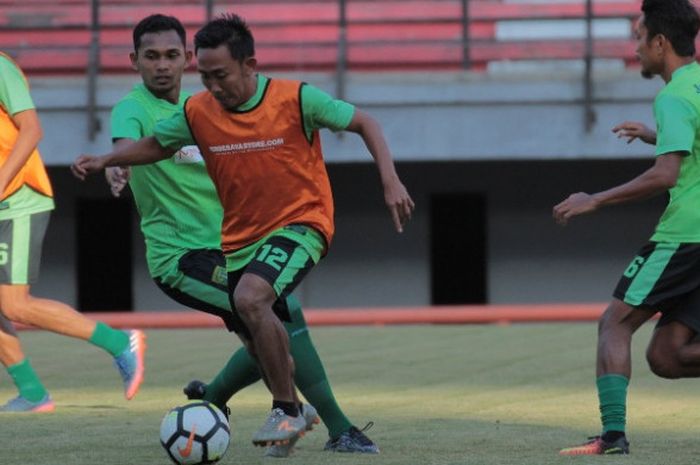 Kapten Persebaya, Rendi Irwan (tengah) dalam sesi latihan timnya di Gelora Bung Tomo, Kota Surabaya, Kamis (21/9/2017). 