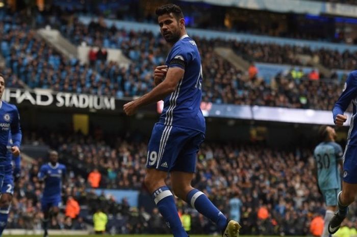 Penyerang Chelsea, Diego Costa (tengah), merayakan gol yang dia cetak ke gawang Manchester City dalam laga Premier League di Etihad Stadium, Manchester, Inggris, 3 Desember 2016.