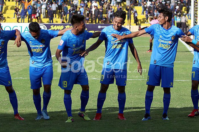 PSIM Yogyakarta, Hendika Arga (kedua dari kanan) bersama rekan setimnya melakukan selebrasi seusai mencetak gol ke gawang Martapura FC dalam laga lanjutan Liga 2 2018 di Stadion Sultan Agung, Bantul, Selasa (3/7/2018).