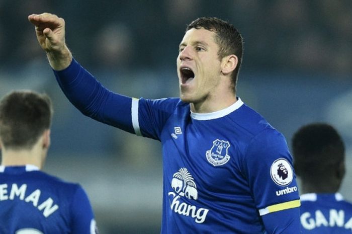 Aksi perayaan gol gelandang Everton, Ross Barkley, seusai menjebol gawang Liverpool pada duel Liga Inggris di Goodison Park, 19 Desember 2016.