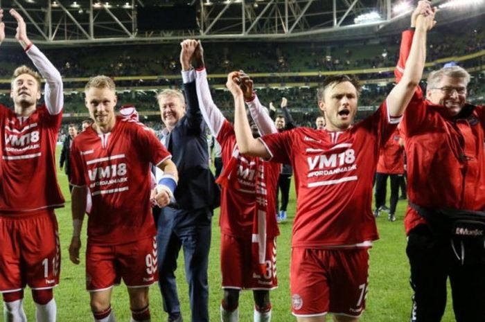 Timnas Denmark merayakan kelolosan menuju Piala Dunia 2018 seusai menggilas Rep. Irlandia di Aviva Stadium, Dublin, 14 November 2017.