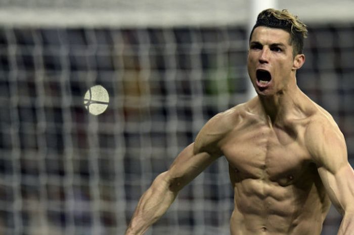   Megabintang Real Madrid, Cristiano Ronaldo, melakukan selebrasi seusai menjebol gawang Juventus dalam laga di Santiago Bernabeu, Rabu (11/4/2018)  