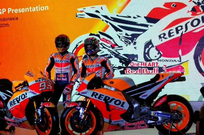 Dua pebalap Repsol Honda Team, Marc Marquez dan Dani Pedrosa, menghadiri peluncuran tim dan motor mereka untuk MotoGP 2018, di JIExpo Kemayoran, Jakarta, Selasa (20/2/2018).