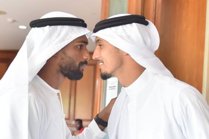 Dua pemain timnas U-23 Uni Emirat Arab merayakan Hari Raya Iduladha 1439 H.