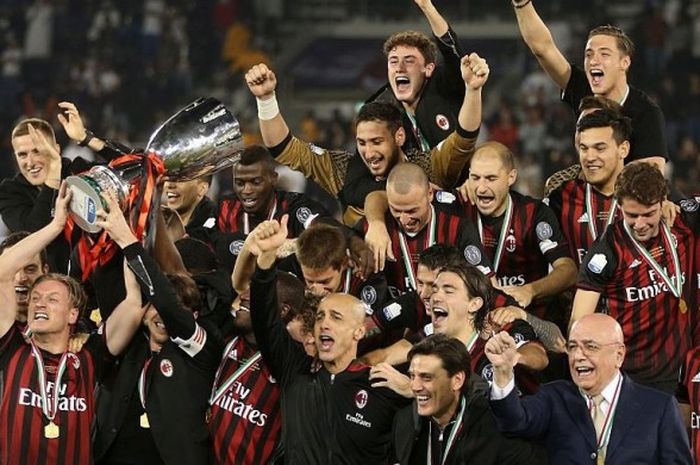 Adriano Galliani (kanan bawah dengan jas biru) serta para pemain AC Milan merayakan keberhasilan menjuarai Piala Super Italia 2016. Mereka menjadi juara setelah mengalahkan Juventus melalui adu penalti di Doha pada 23 Desember 2016.