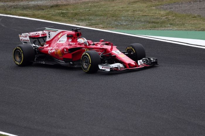 Pebalap Ferrari asal Jerman, Sebastian Vettel, memacu mobil pada sesi latihan pertama GP Jepang yang berlangsung di Sirkuit Suzuka, Jumat (6/10/2017).