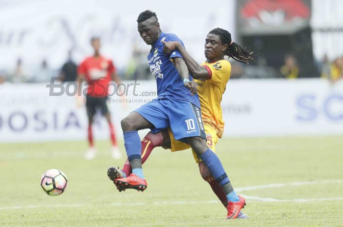 Striker Persib, Ezechiel N'Douassel mencoba melewati bek Sriwijaya FC, Bio Paulin dalam laga pembuka