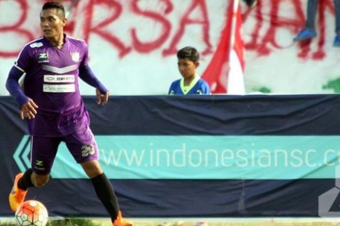 Bek Persita Tangerang, Kerry Yudiono saat timnya menjamu PSS Sleman di Stadion Singaperbangsa, Karawang, Sabtu (12/11/2016). 
