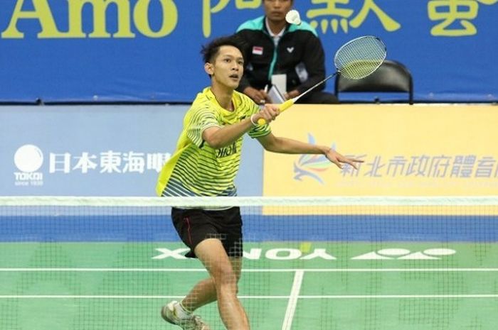 Pebulu tangkis tunggal putra Indonesia, Muhammad Bayu Pangisthu, sedang mengembalikan kok saat menjalani laga babak pertama Taiwan Masters 2016, Rabu (12/10/2016).