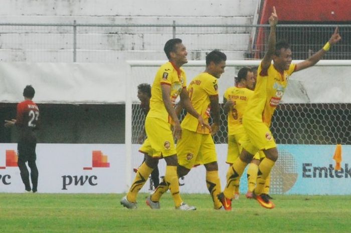 Selebrasi gelandang Sriwijaya FC,  Slamet Budiyono, seusai mencetak gol ke gawang Barito Putera pada lanjutan Grup D Piala Presiden 2017 di Stadion Kapten I Wayan Dipta, Senin (13/2/2017).