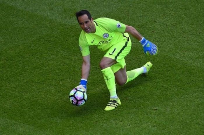 Kiper Manchester City, Claudio Bravo, tengah beraksi dalam duel kekalahan 0-2 atas Tottenham Hotspur di White Hart Lane, Minggu (2/10/2016).